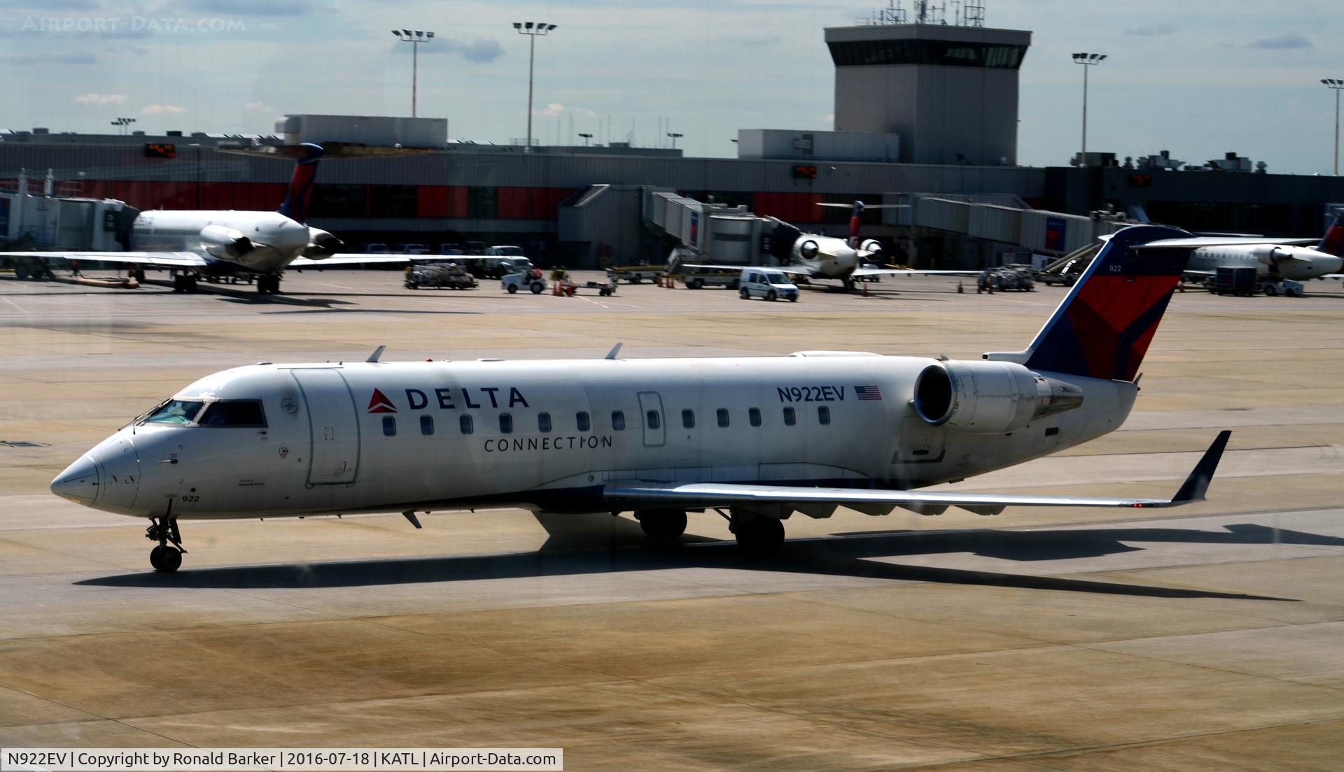 N922EV, 2003 Bombardier CRJ-200ER (CL-600-2B19) C/N 7822, Taxi Atlanta