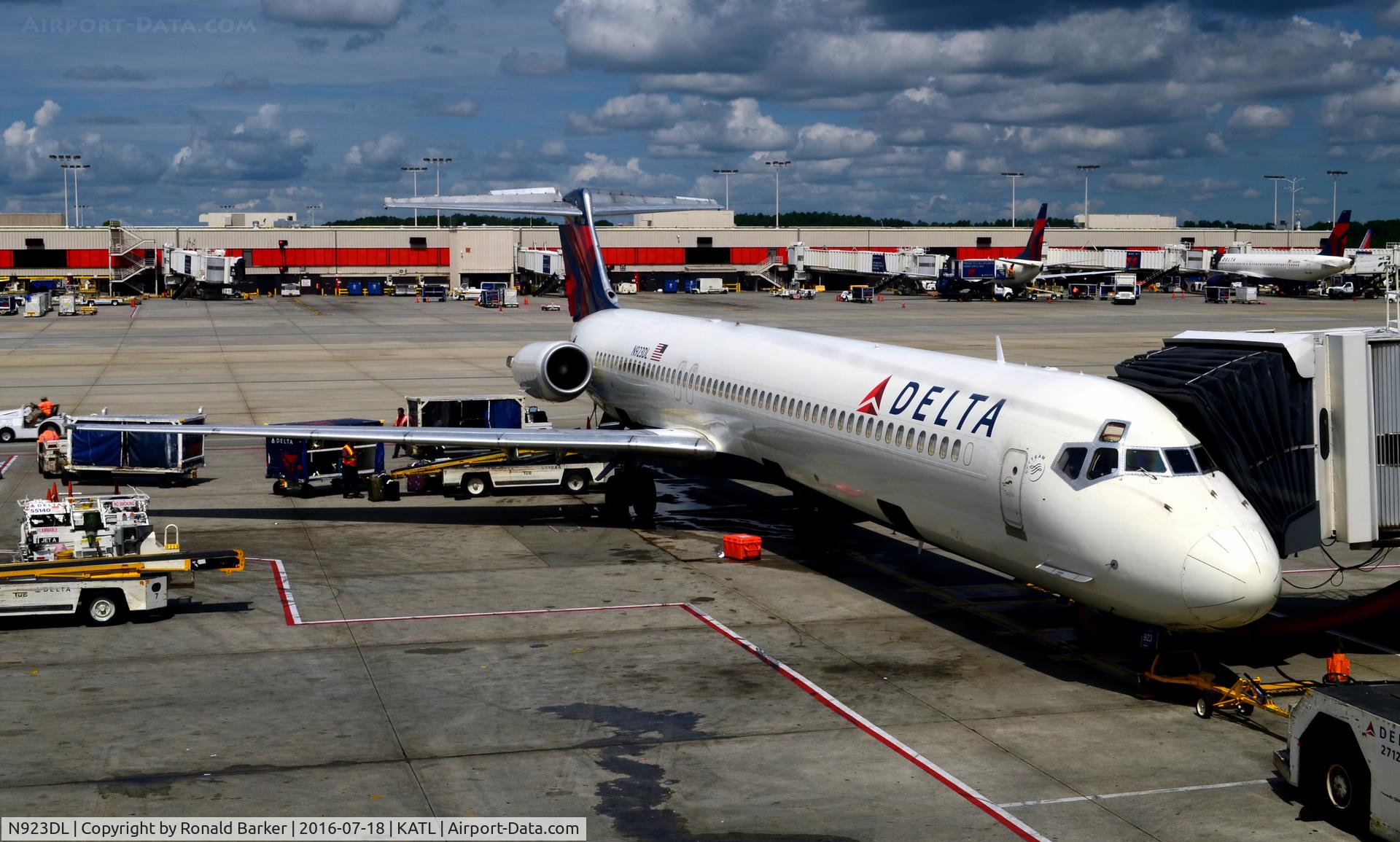 N923DL, 1988 McDonnell Douglas MD-88 C/N 49705, At the gate Atlanta