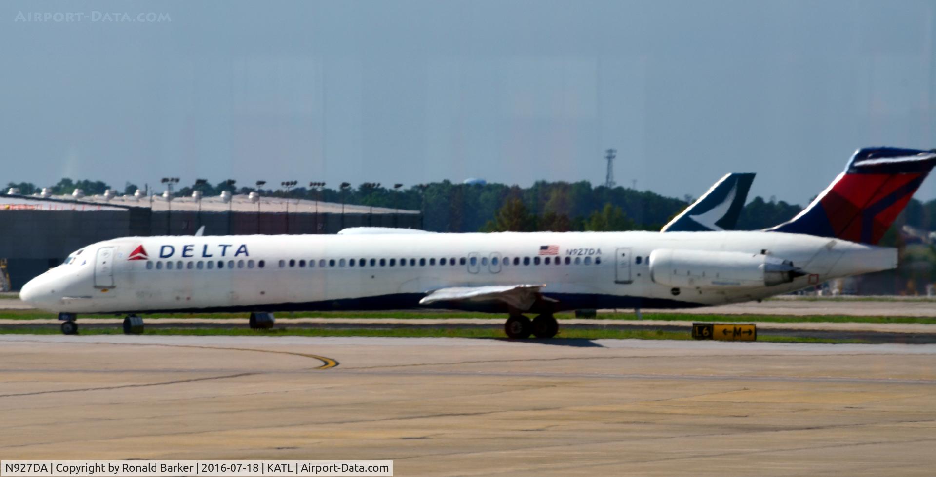 N927DA, 1988 McDonnell Douglas MD-88 C/N 49714, Taxi Atlanta
