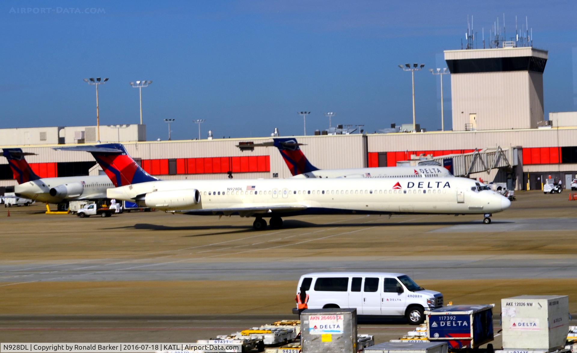 N928DL, 1988 McDonnell Douglas MD-88 C/N 49715, Taxi Atlanta