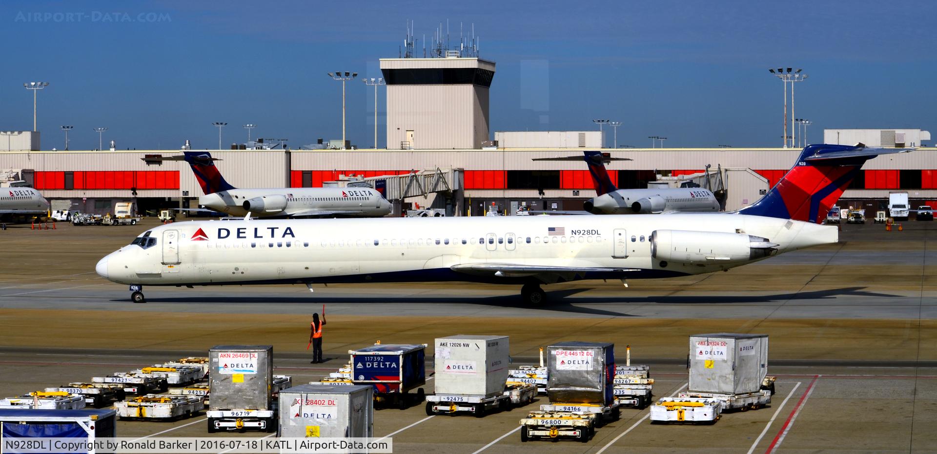 N928DL, 1988 McDonnell Douglas MD-88 C/N 49715, Taxi Atlanta