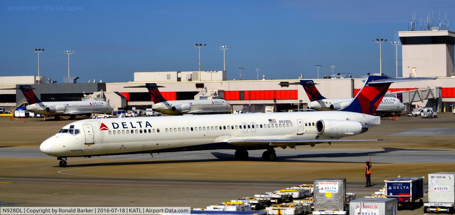 N928DL, 1988 McDonnell Douglas MD-88 C/N 49715, Taxi Atlanta