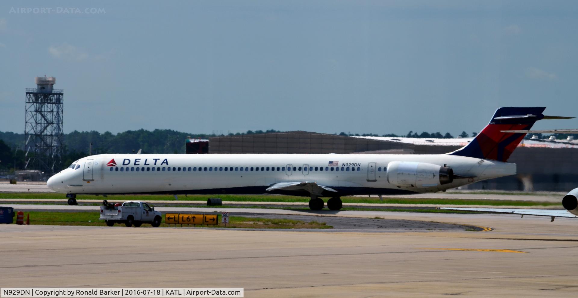 N929DN, 1996 McDonnell Douglas MD-90-30 C/N 53459, Taxi Atlanta