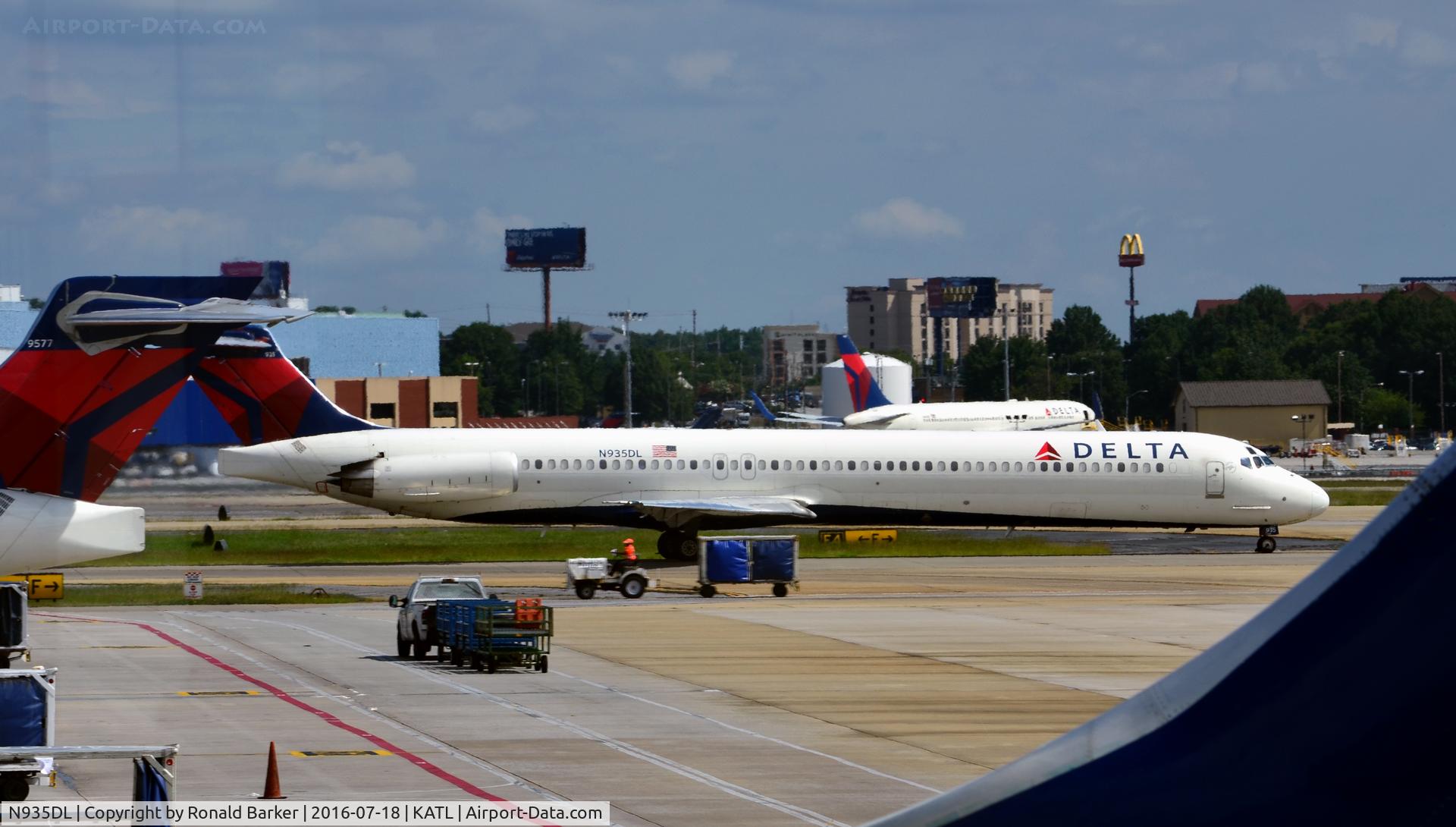 N935DL, 1989 McDonnell Douglas MD-88 C/N 49722, Taxi Atlanta