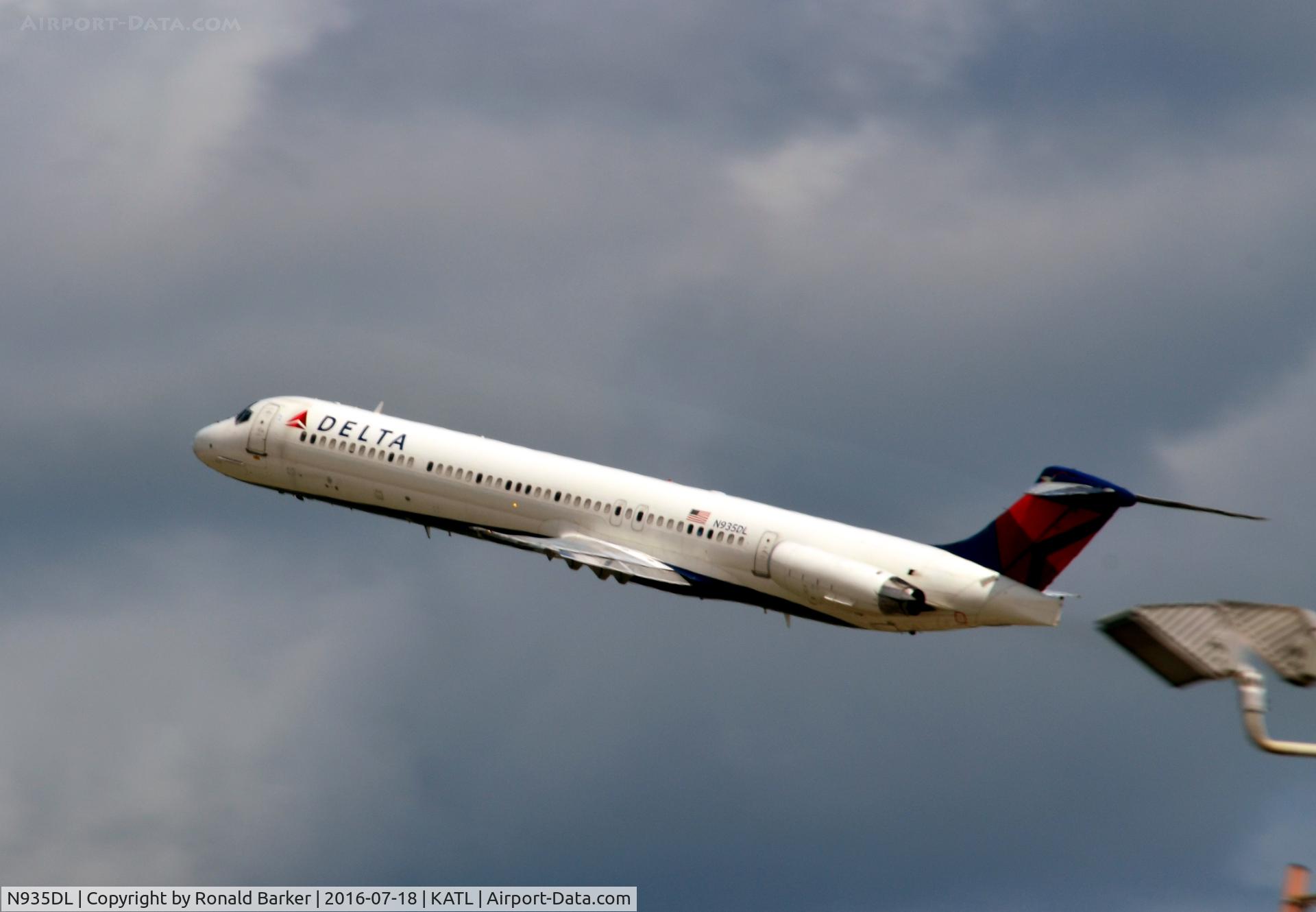 N935DL, 1989 McDonnell Douglas MD-88 C/N 49722, Takeoff Atlanta