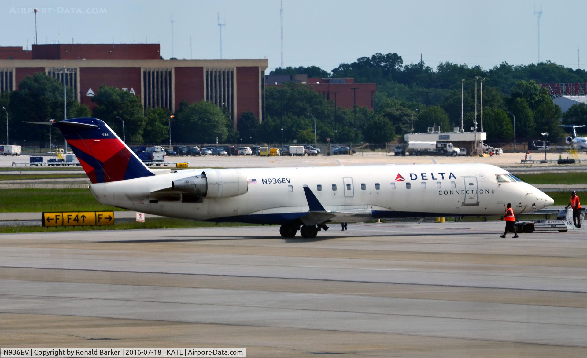 N936EV, 2005 Bombardier CRJ-200ER (CL-600-2B19) C/N 8038, Taxi Atlanta