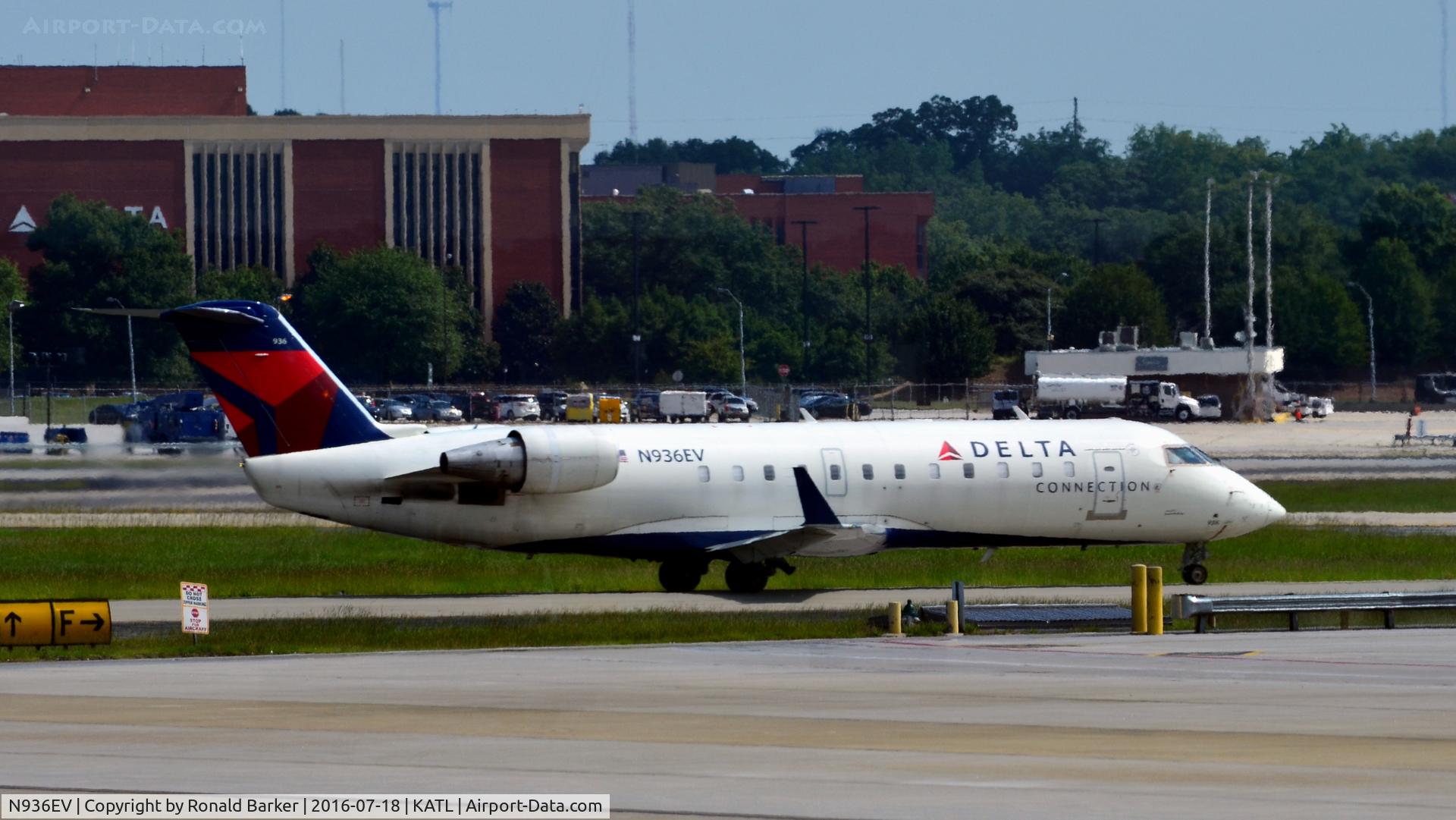 N936EV, 2005 Bombardier CRJ-200ER (CL-600-2B19) C/N 8038, Taxi Atlanta