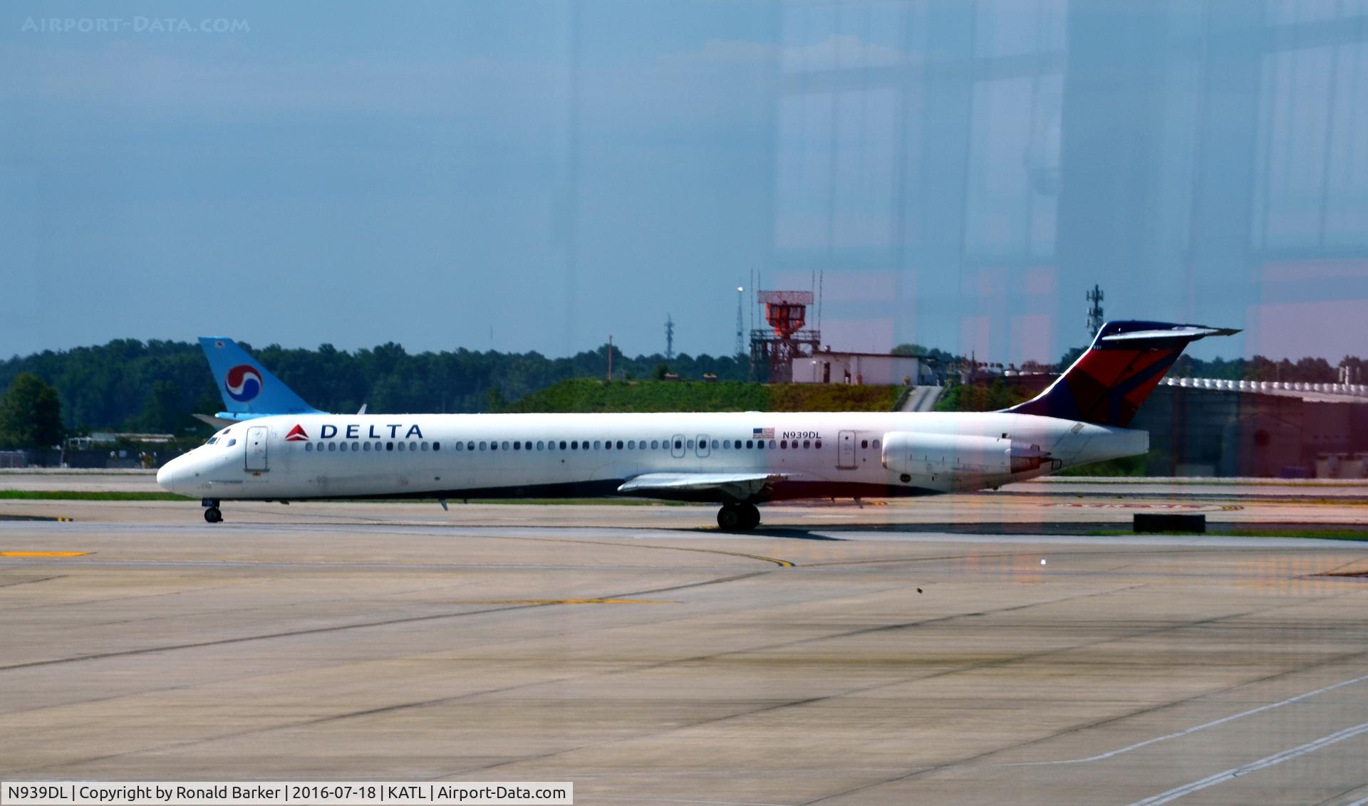 N939DL, 1989 McDonnell Douglas MD-88 C/N 49812, Taxi Atlanta