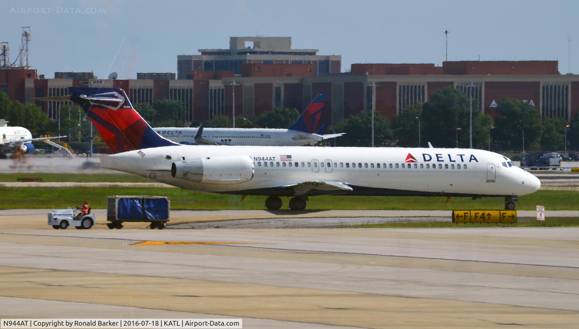 N944AT, 1999 Boeing 717-200 C/N 55007, Taxi Atlanta