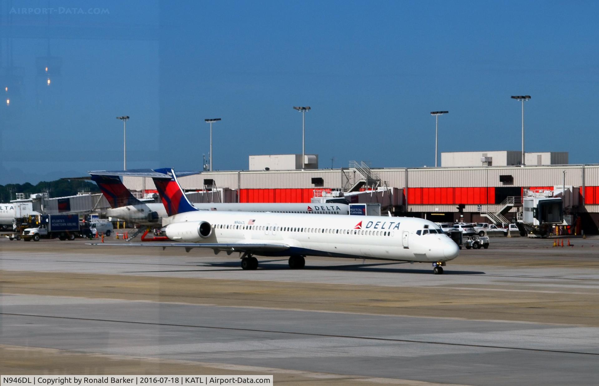 N946DL, 1989 McDonnell Douglas MD-88 C/N 49819, Taxi Atlanta
