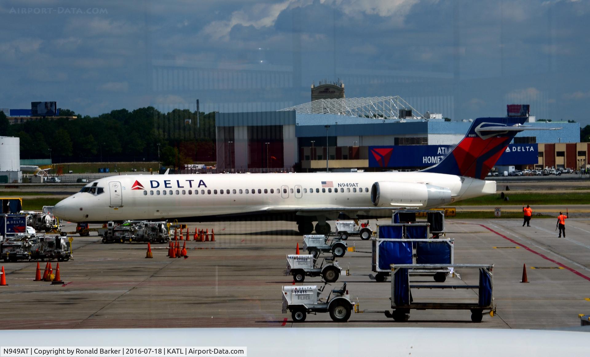 N949AT, 1999 Boeing 717-200 C/N 55003, Push back Atlanta