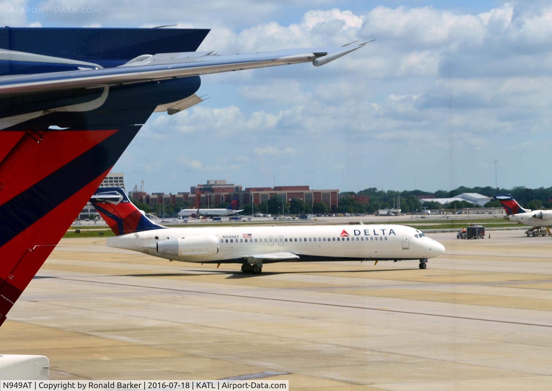 N949AT, 1999 Boeing 717-200 C/N 55003, Taxi Atlanta