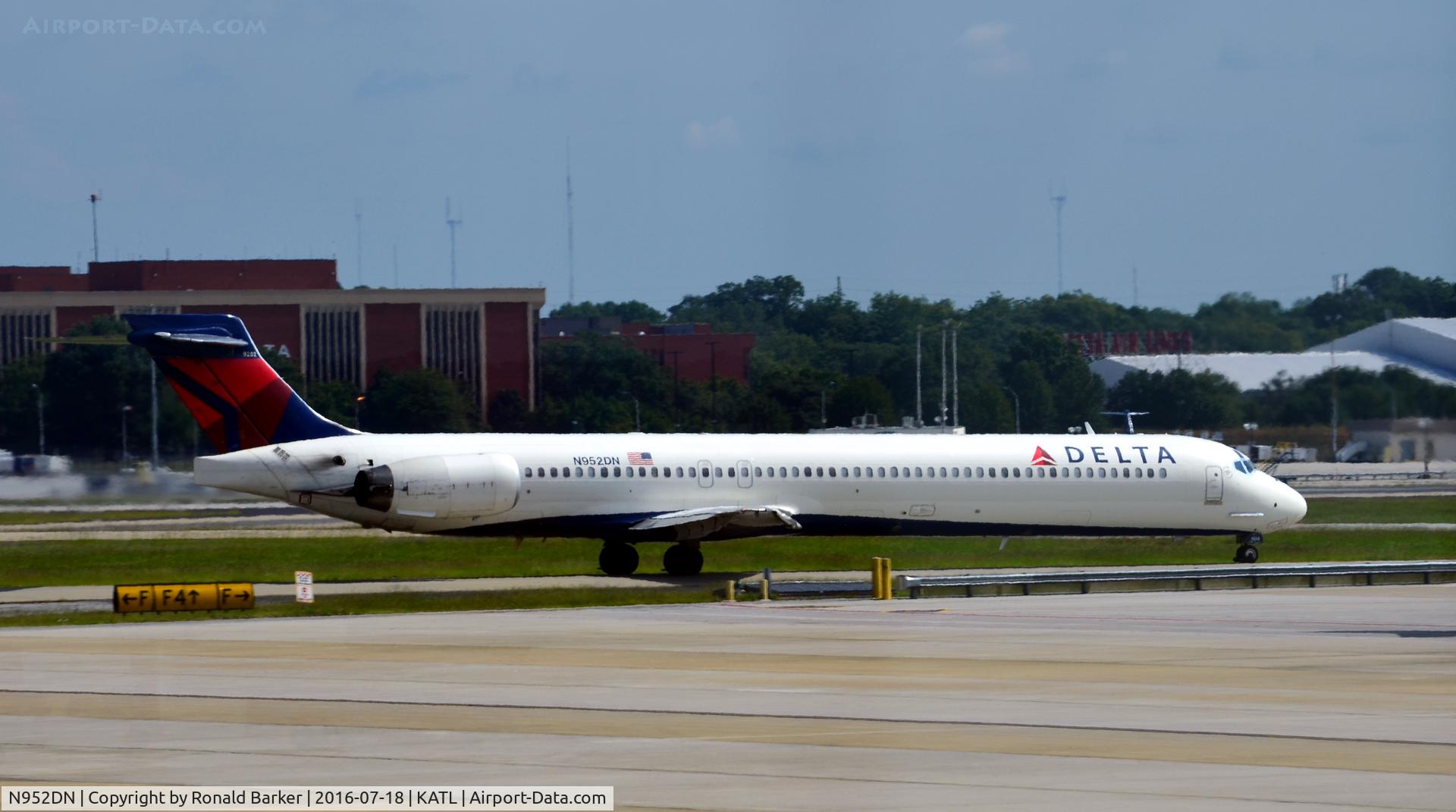 N952DN, 1998 McDonnell Douglas MD-90-30 C/N 53560, Taxi Atlanta