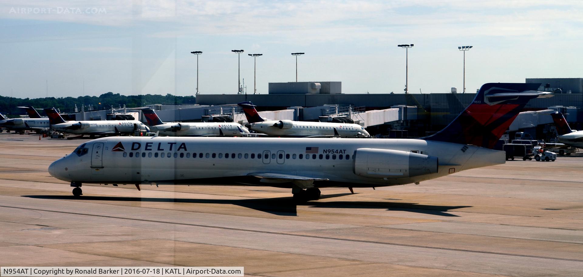 N954AT, 2000 Boeing 717-2BD C/N 55016, Taxi to park Atlanta