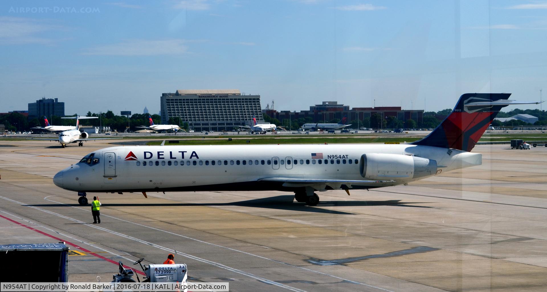 N954AT, 2000 Boeing 717-2BD C/N 55016, Taxi to gate Atlanta