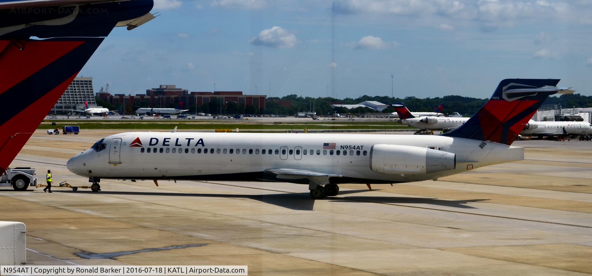 N954AT, 2000 Boeing 717-2BD C/N 55016, Push back Atlanta