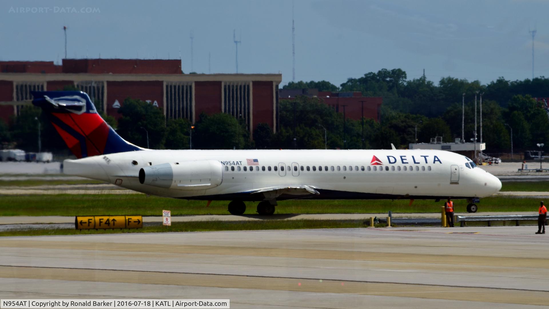 N954AT, 2000 Boeing 717-2BD C/N 55016, Taxi for takeoff Atlanta