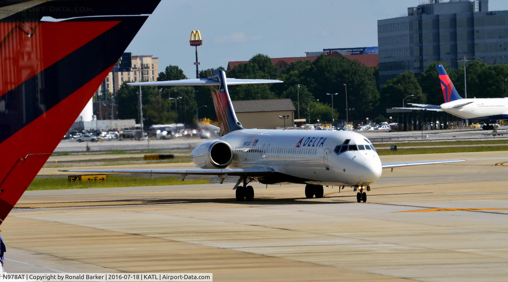 N978AT, 2002 Boeing 717-200 C/N 55037, Taxi to gate Atlanta