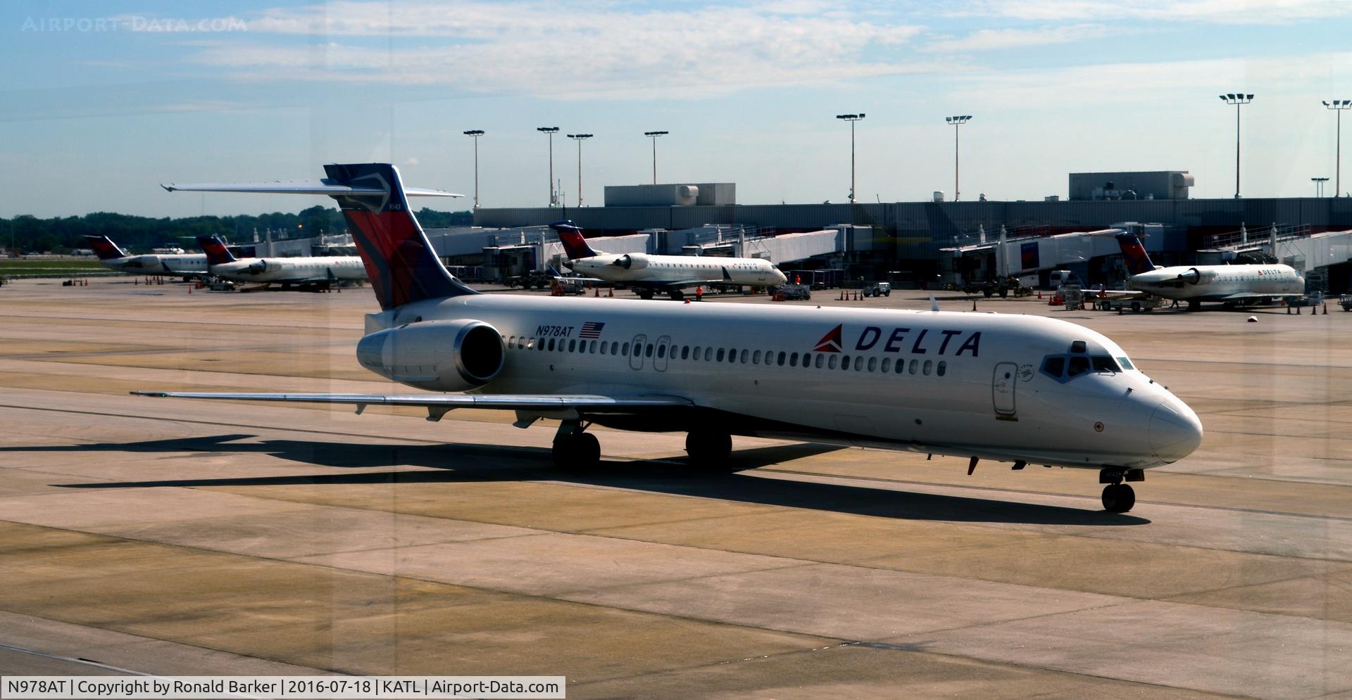 N978AT, 2002 Boeing 717-200 C/N 55037, Taxi to gate Atlanta