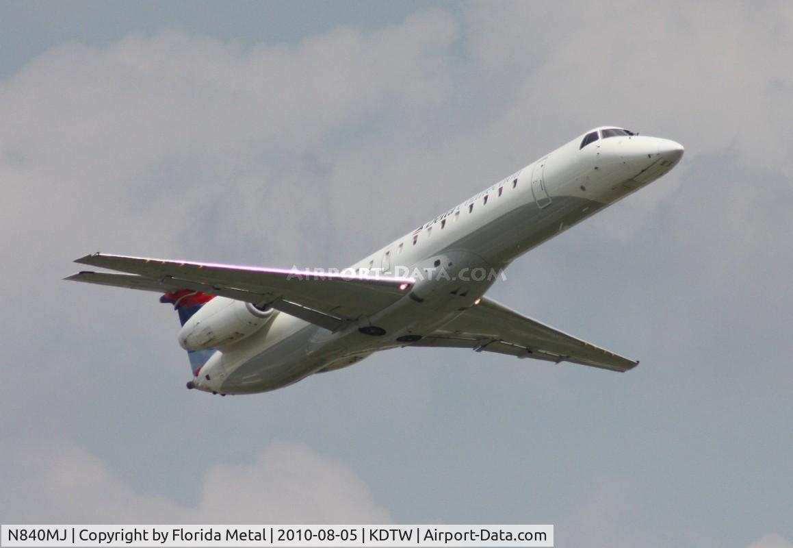 N840MJ, 2001 Embraer ERJ-145LR (EMB-145LR) C/N 145429, DTW spotting 2010