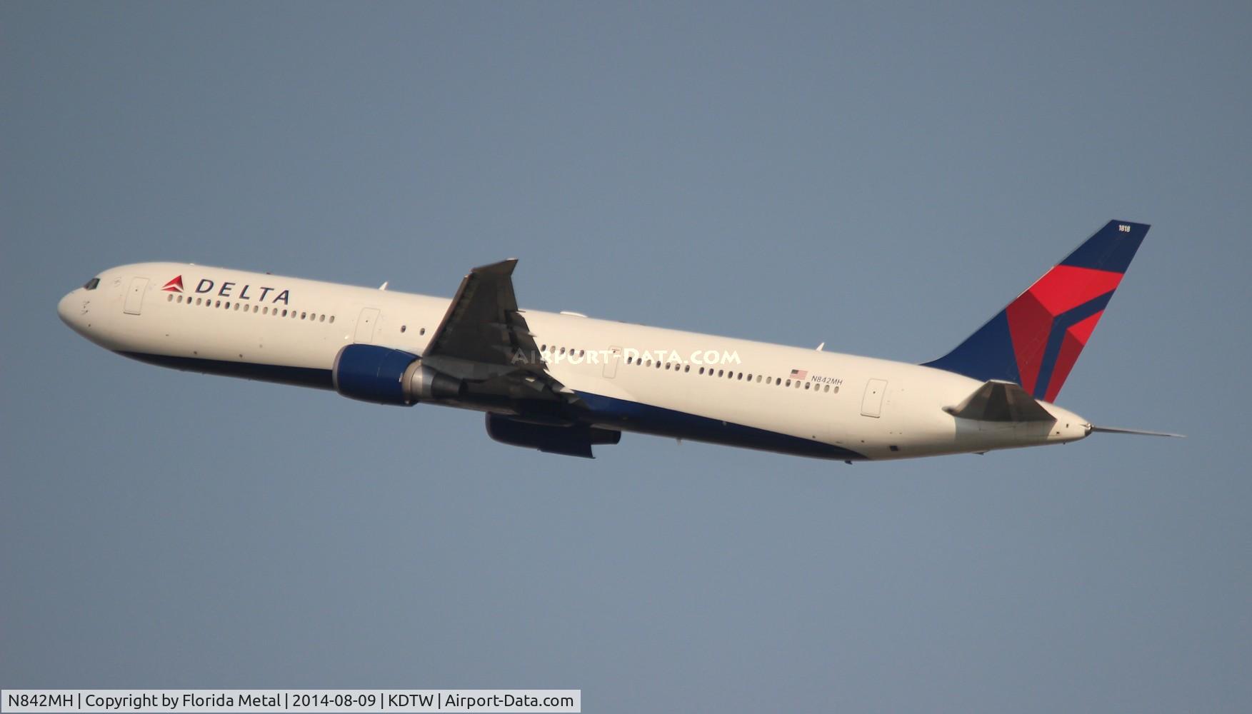 N842MH, 2001 Boeing 767-432/ER C/N 29715, DTW spotting 2014