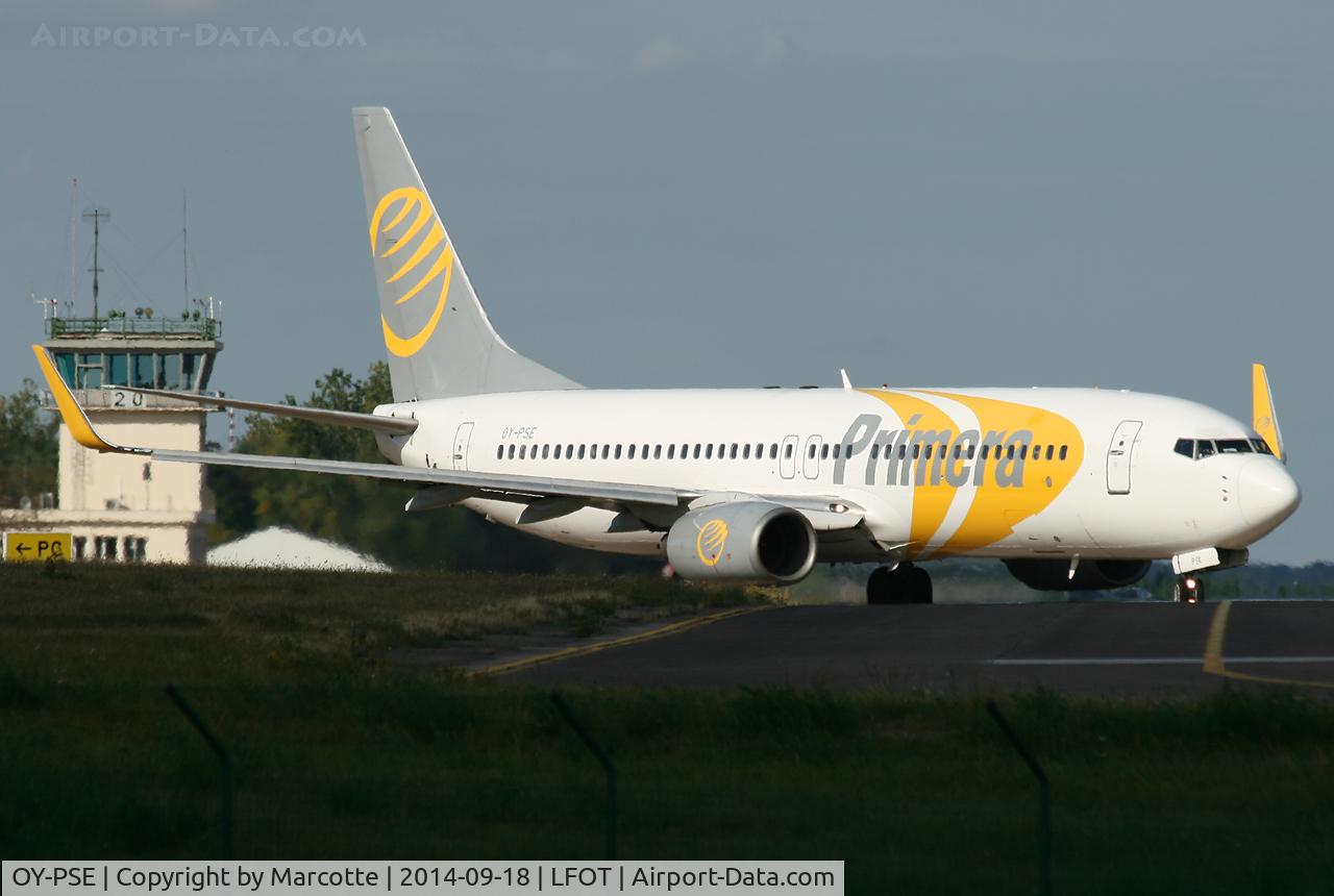 OY-PSE, 2000 Boeing 737-809 C/N 30664, taxiing for runway 02.
