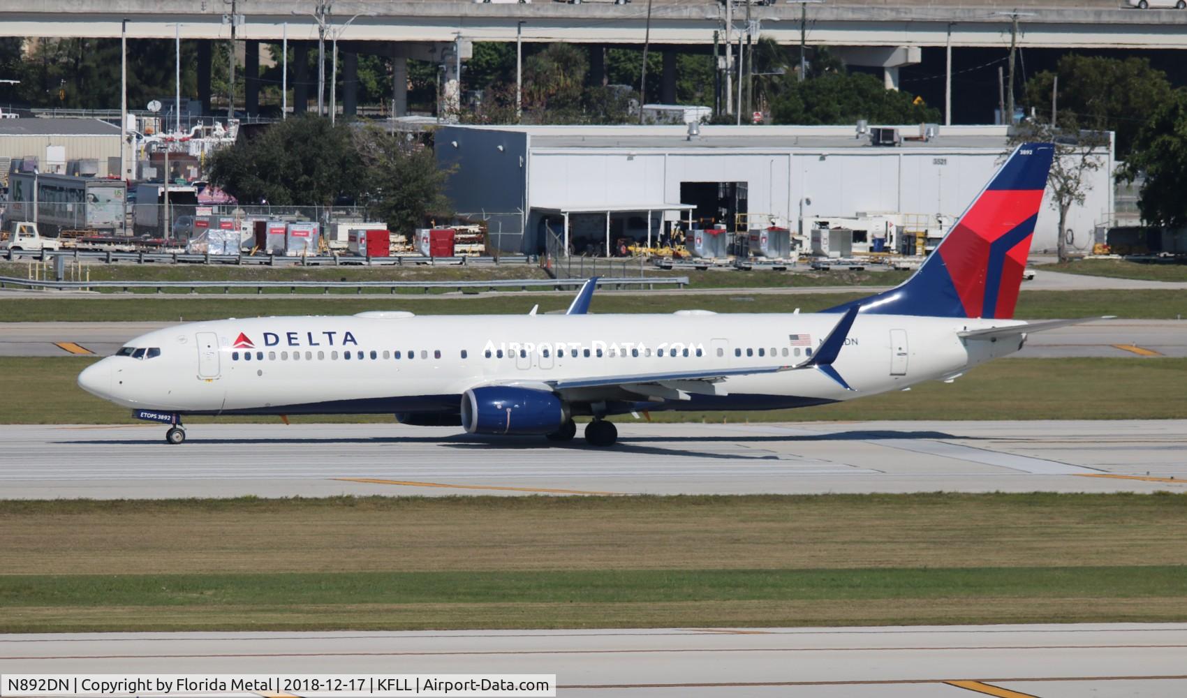 N892DN, 2018 Boeing 737-932/ER C/N 32000, FLL spotting 2018