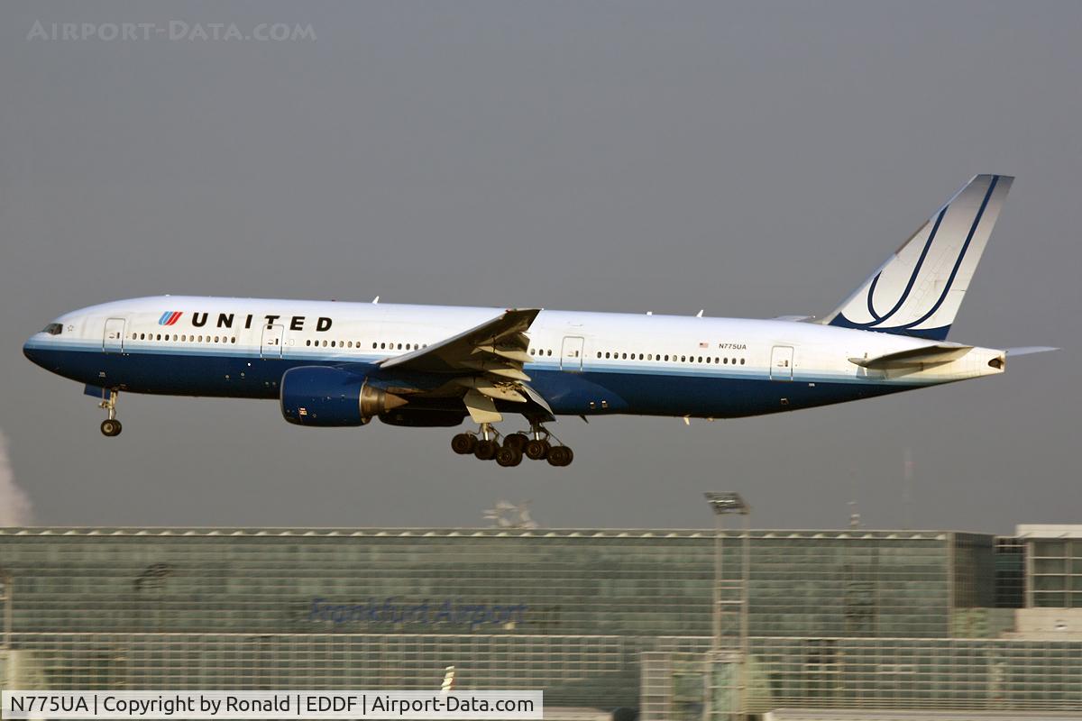 N775UA, 1995 Boeing 777-222 C/N 26947, at fra