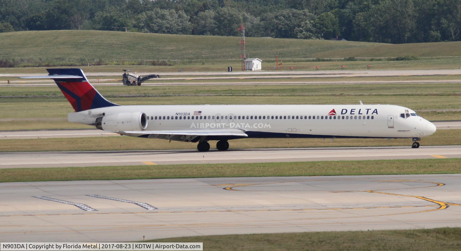 N903DA, 1995 McDonnell Douglas MD-90-30 C/N 53383, DTW spotting 2017