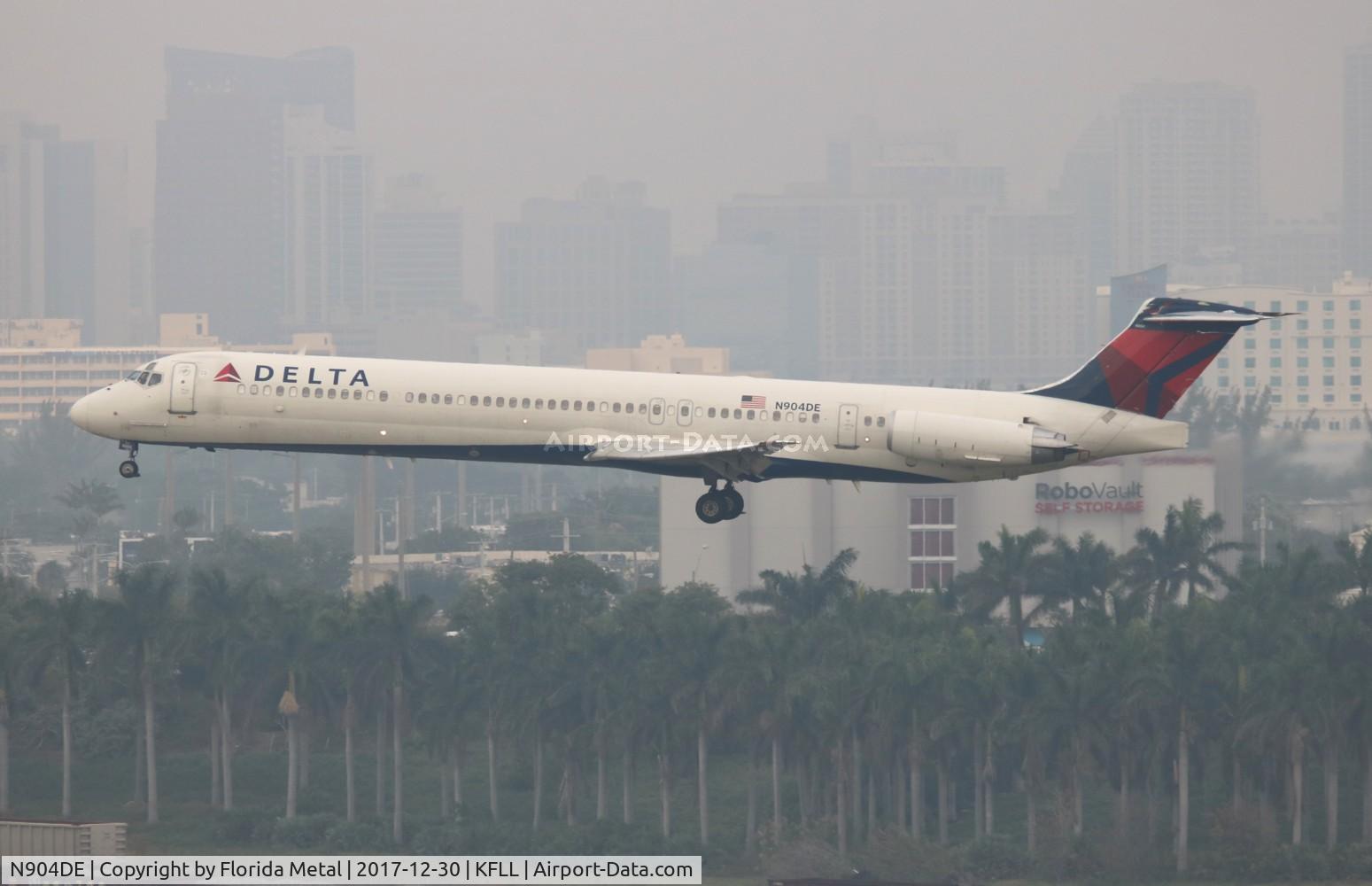 N904DE, 1992 McDonnell Douglas MD-88 C/N 53409, FLL spotting 2017