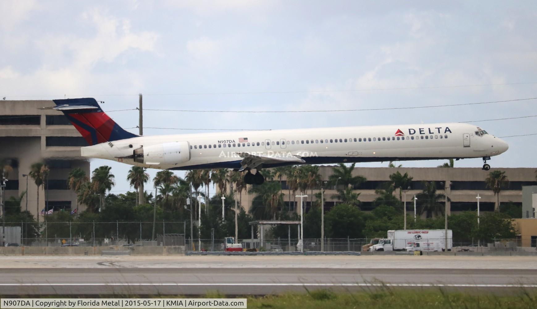 N907DA, 1995 McDonnell Douglas MD-90-30 C/N 53387, MIA spotting 2015