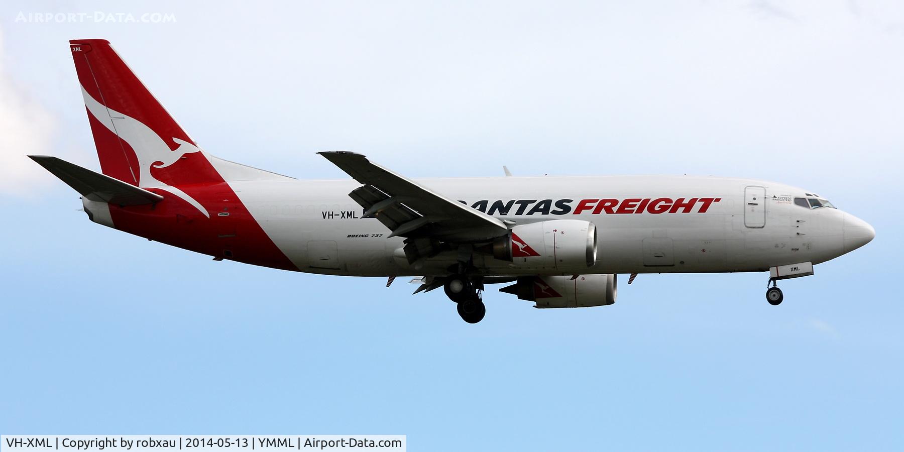 VH-XML, 1986 Boeing 737-376 C/N 23486, Freshly repainted from the Australian air Express colour scheme, 'XML is on short final for runway 34 at Melbourne.