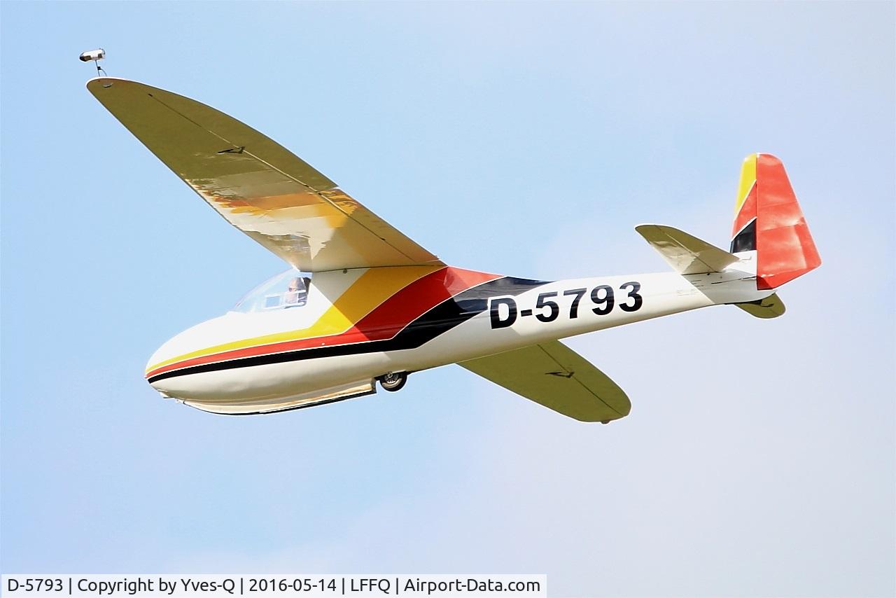 D-5793, Vogt Lo-100 Zwergreiher C/N 21, Vogt Lo-100 Zwergreiher, Towing, La Ferté-Alais airfield (LFFQ) Air show 2016