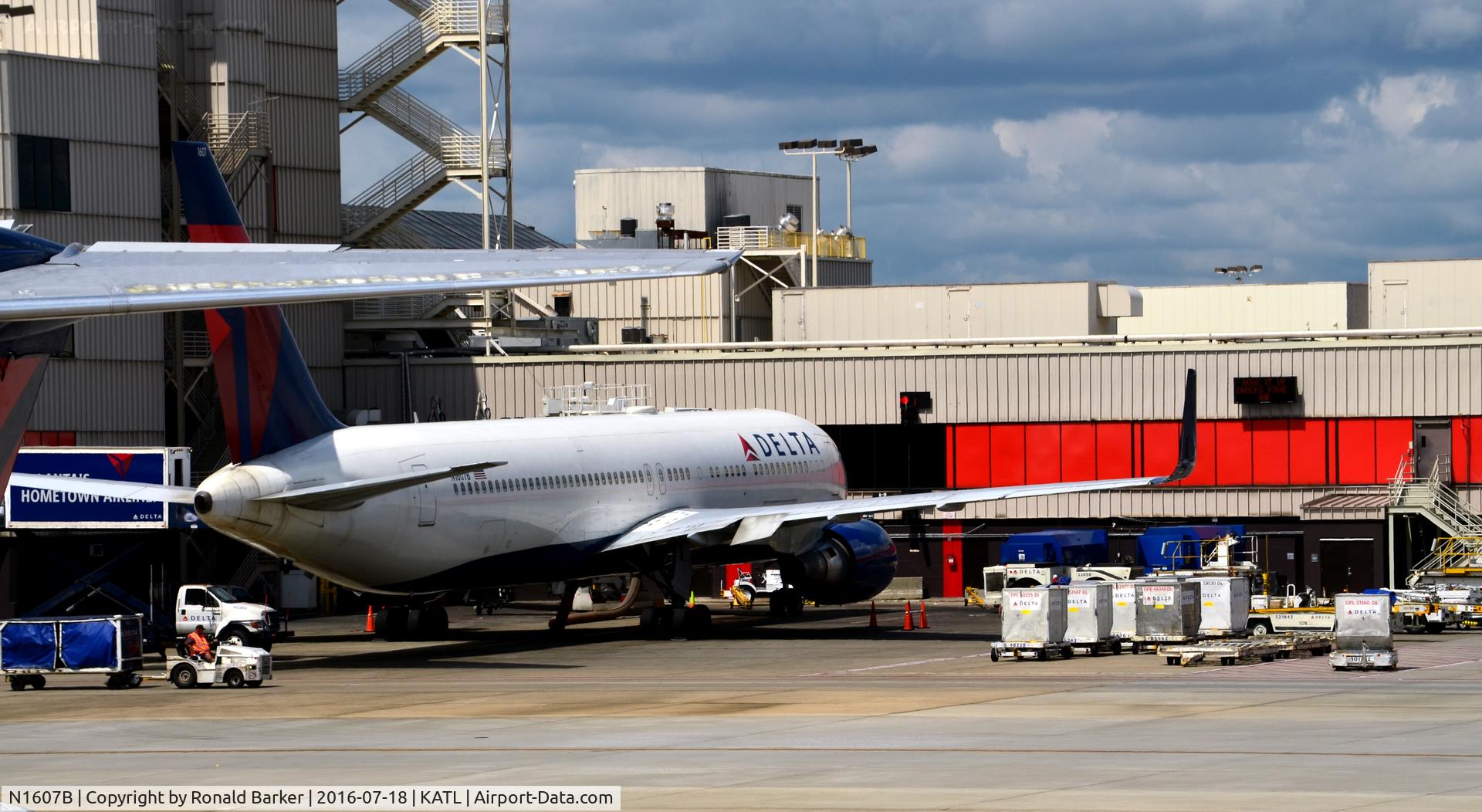 N1607B, 2000 Boeing 767-332 C/N 30388, At the gate Atlanta