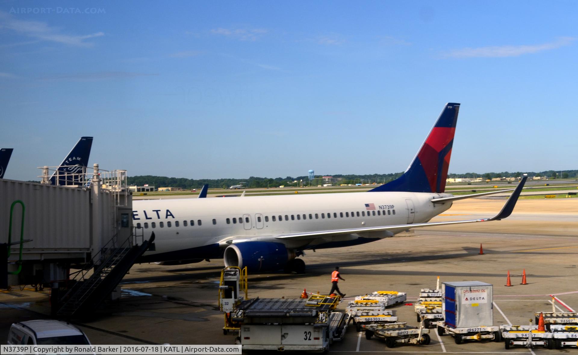N3739P, 2000 Boeing 737-832 C/N 30541, At the gate Atlanta