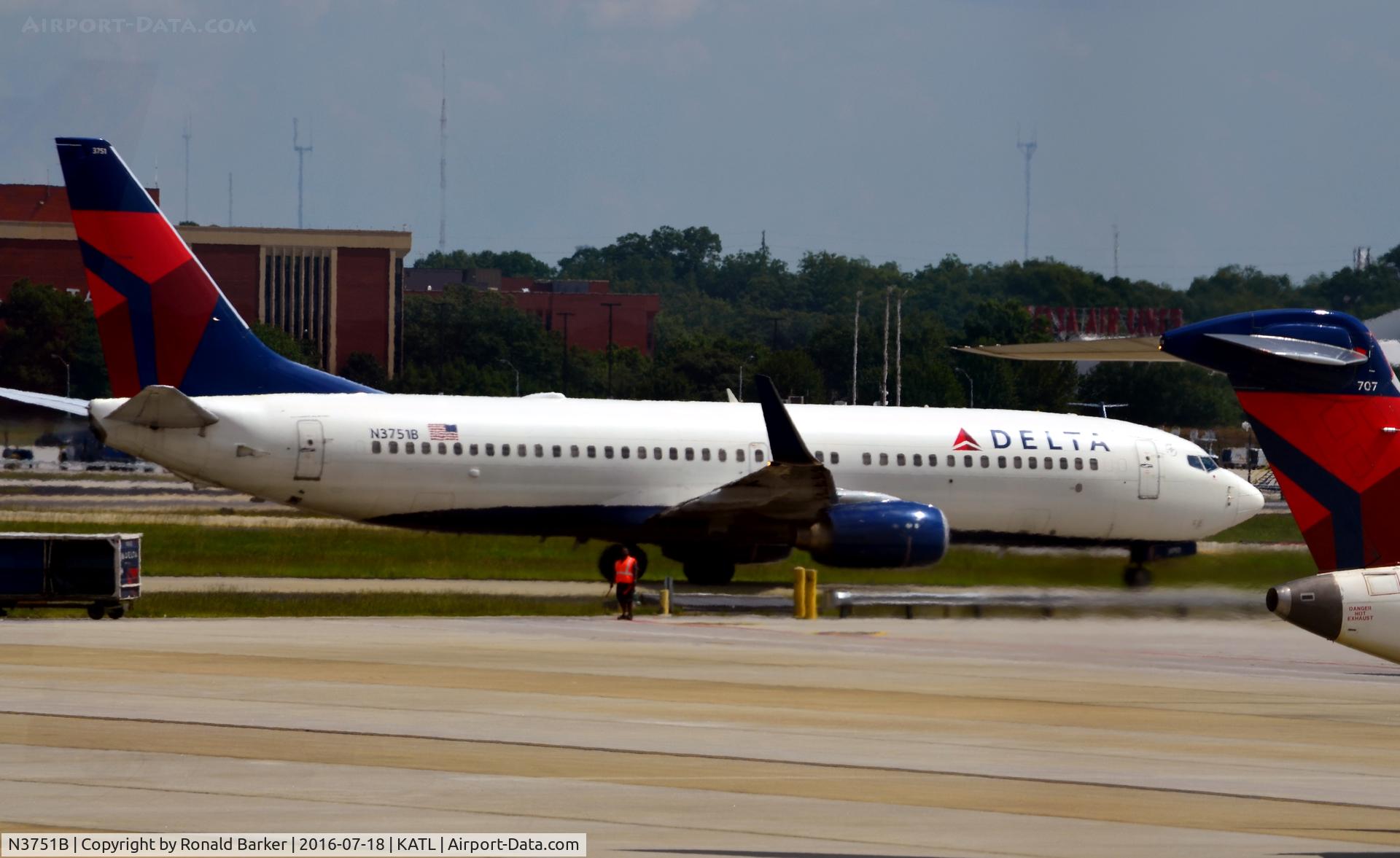 N3751B, 2001 Boeing 737-832 C/N 30491, Taxi Atlanta