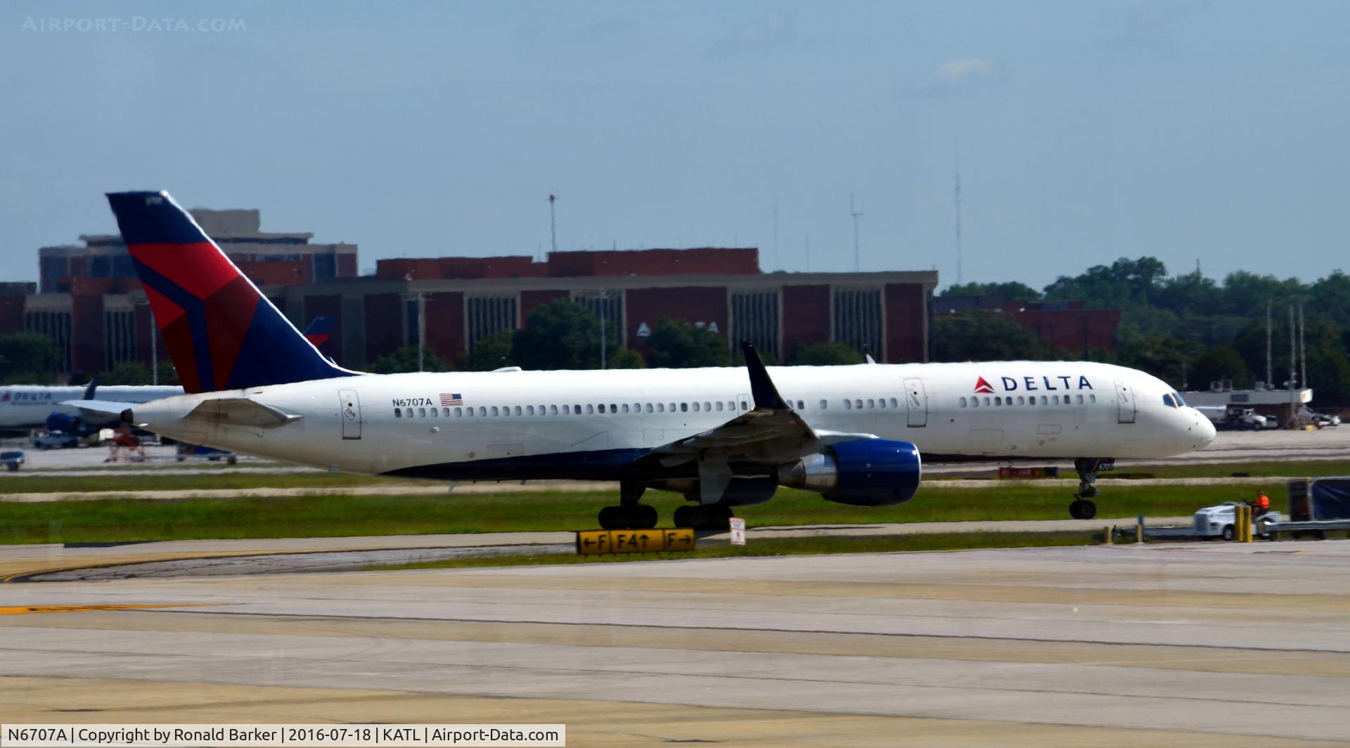 N6707A, 2000 Boeing 757-232 C/N 30395, Taxi Atlanta