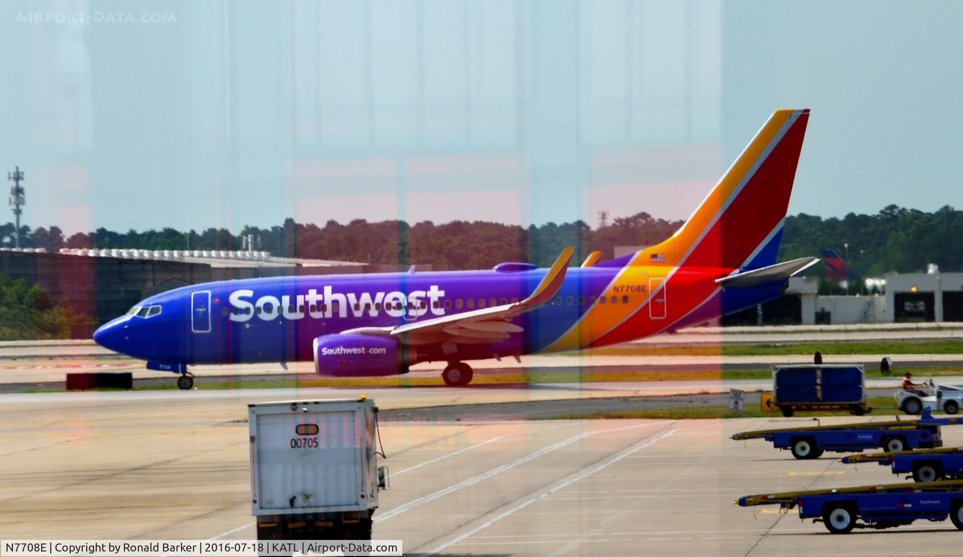 N7708E, 2004 Boeing 737-76N C/N 32652, Taxi Atlanta