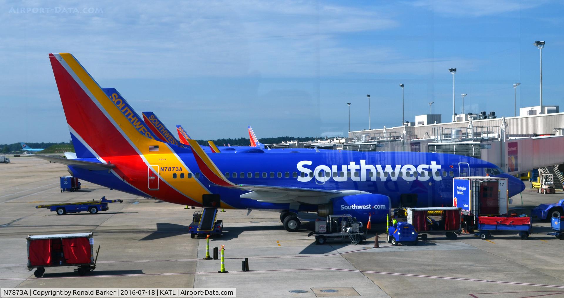 N7873A, 2004 Boeing 737-7Q8 C/N 29350, At the gate Atlanta