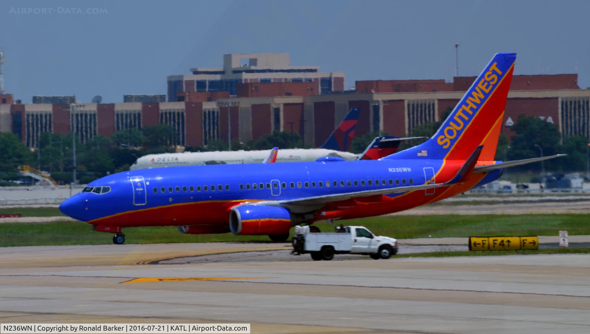 N236WN, 2006 Boeing 737-7H4 C/N 34631, Taxi Atlanta