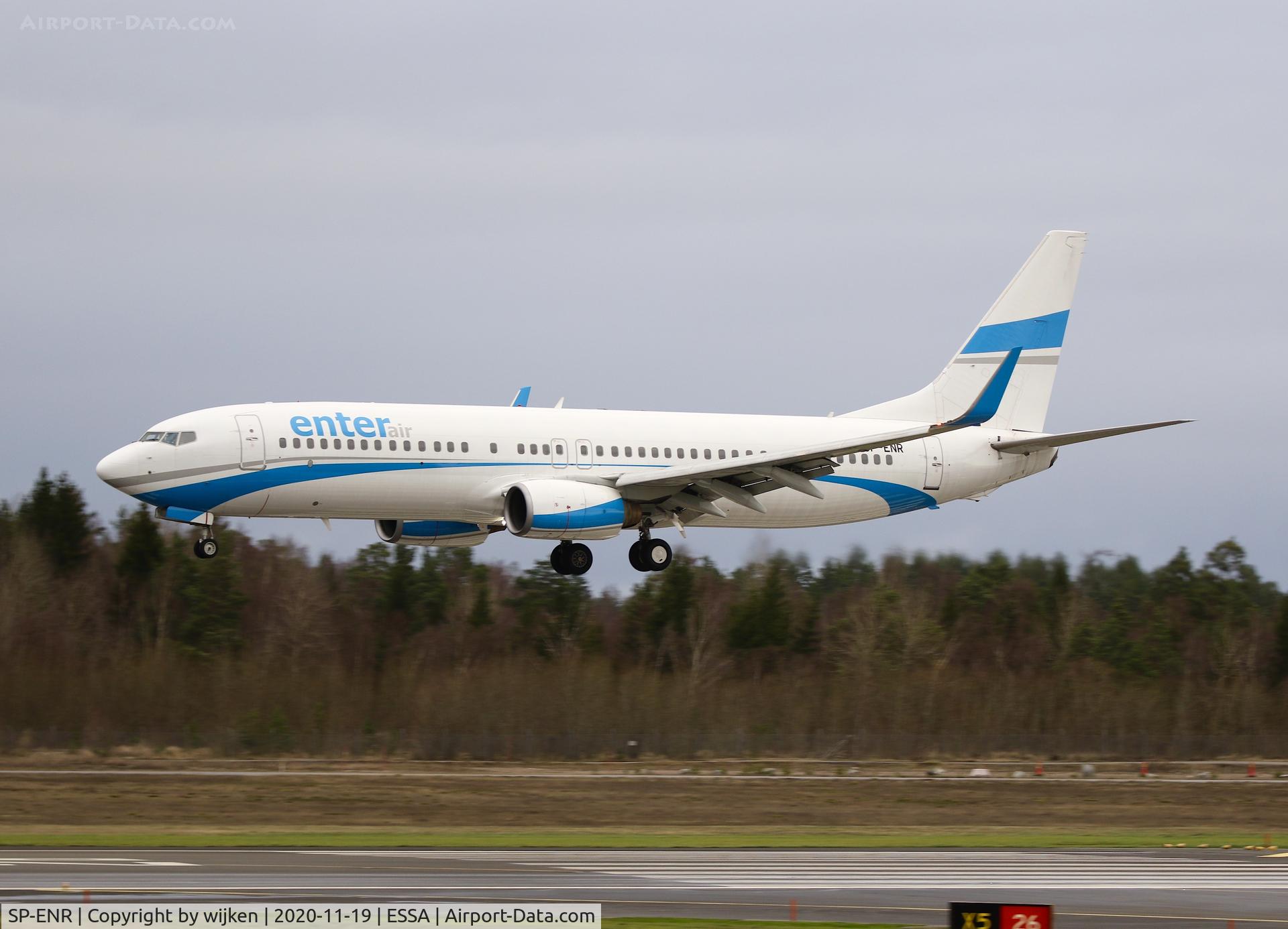 SP-ENR, 2001 Boeing 737-8Q8 C/N 30652, RWY 26