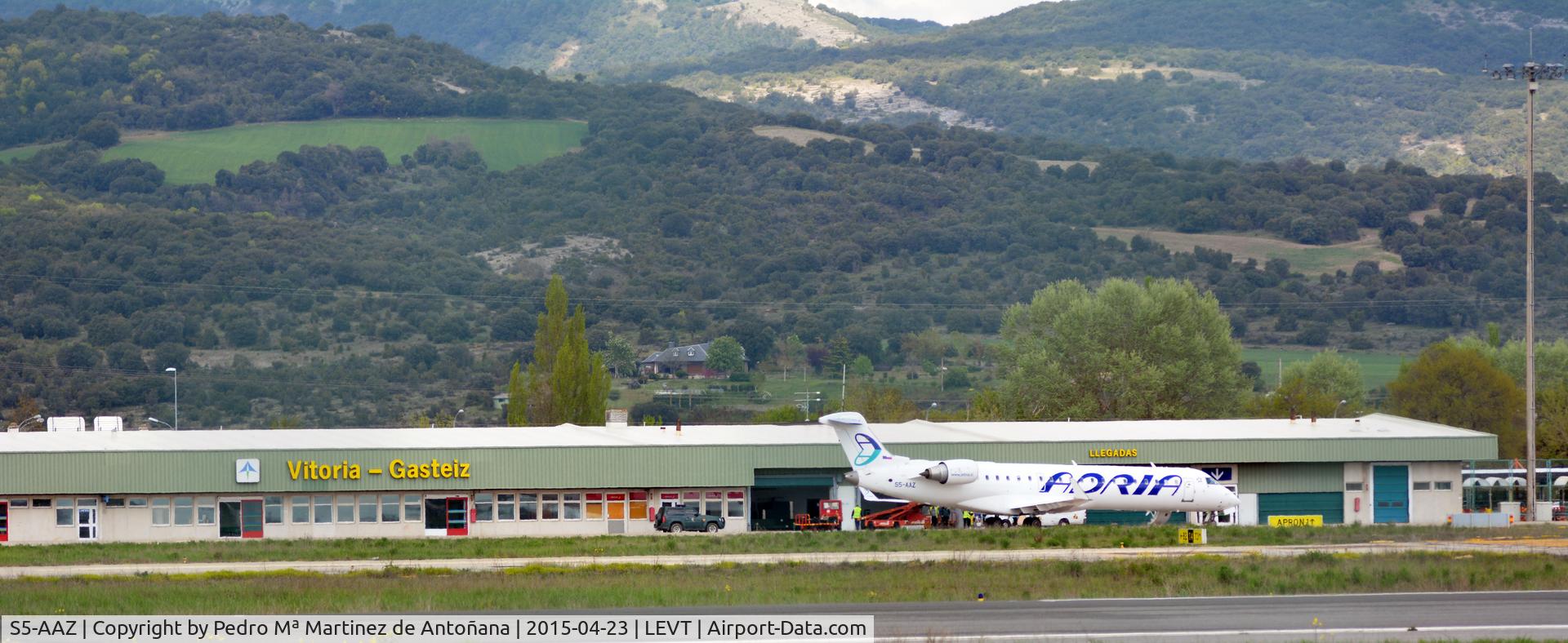 S5-AAZ, 2001 Canadair CRJ-700 (CL-600-2C10) Regional Jet C/N 10014, Foronda Vitoria-Gasteiz - españa