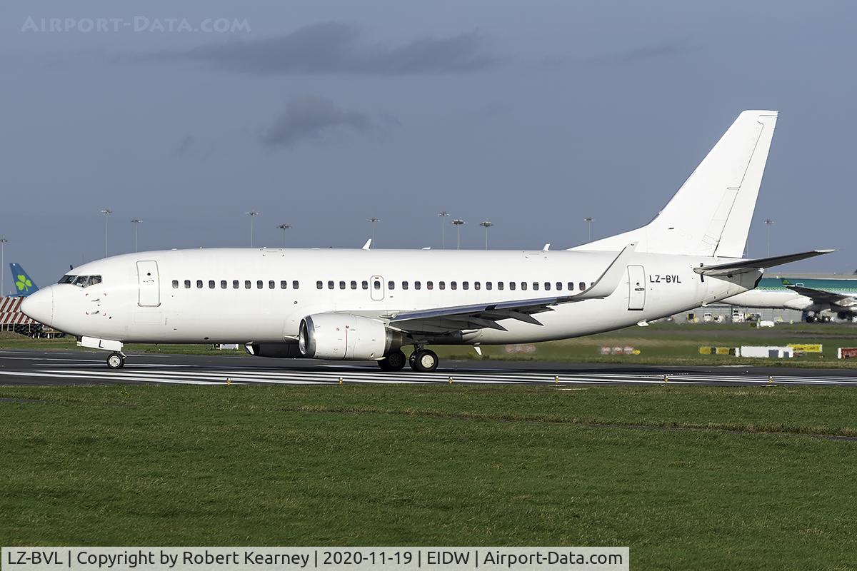 LZ-BVL, 1998 Boeing 737-31S C/N 29264, Lining up r/w 28L