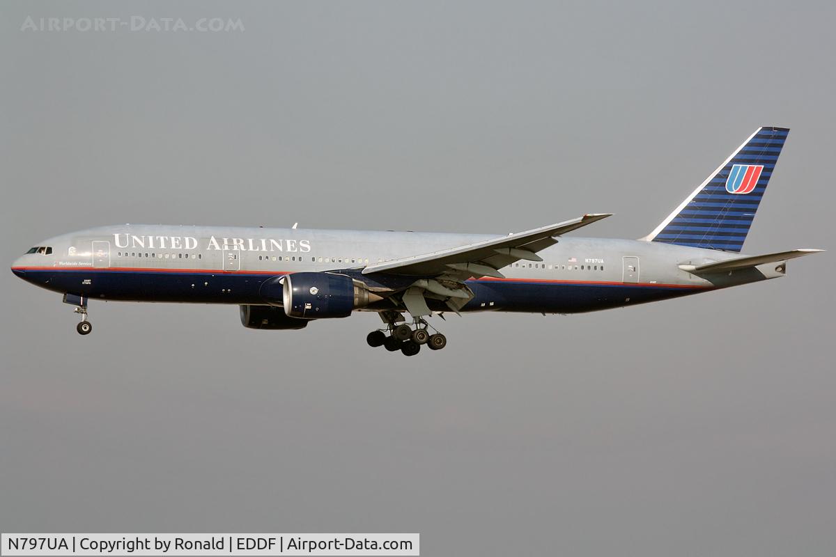 N797UA, 1998 Boeing 777-222 C/N 26924, at fra