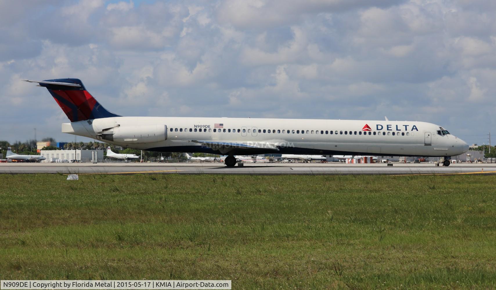 N909DE, 1992 McDonnell Douglas MD-88 C/N 53418, MIA spotting 2015
