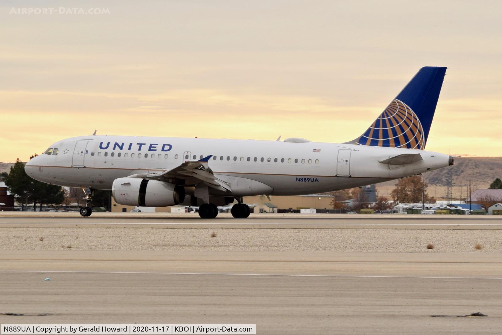 N889UA, 2005 Airbus A319-132 C/N 2667, Landing run out on 10L.