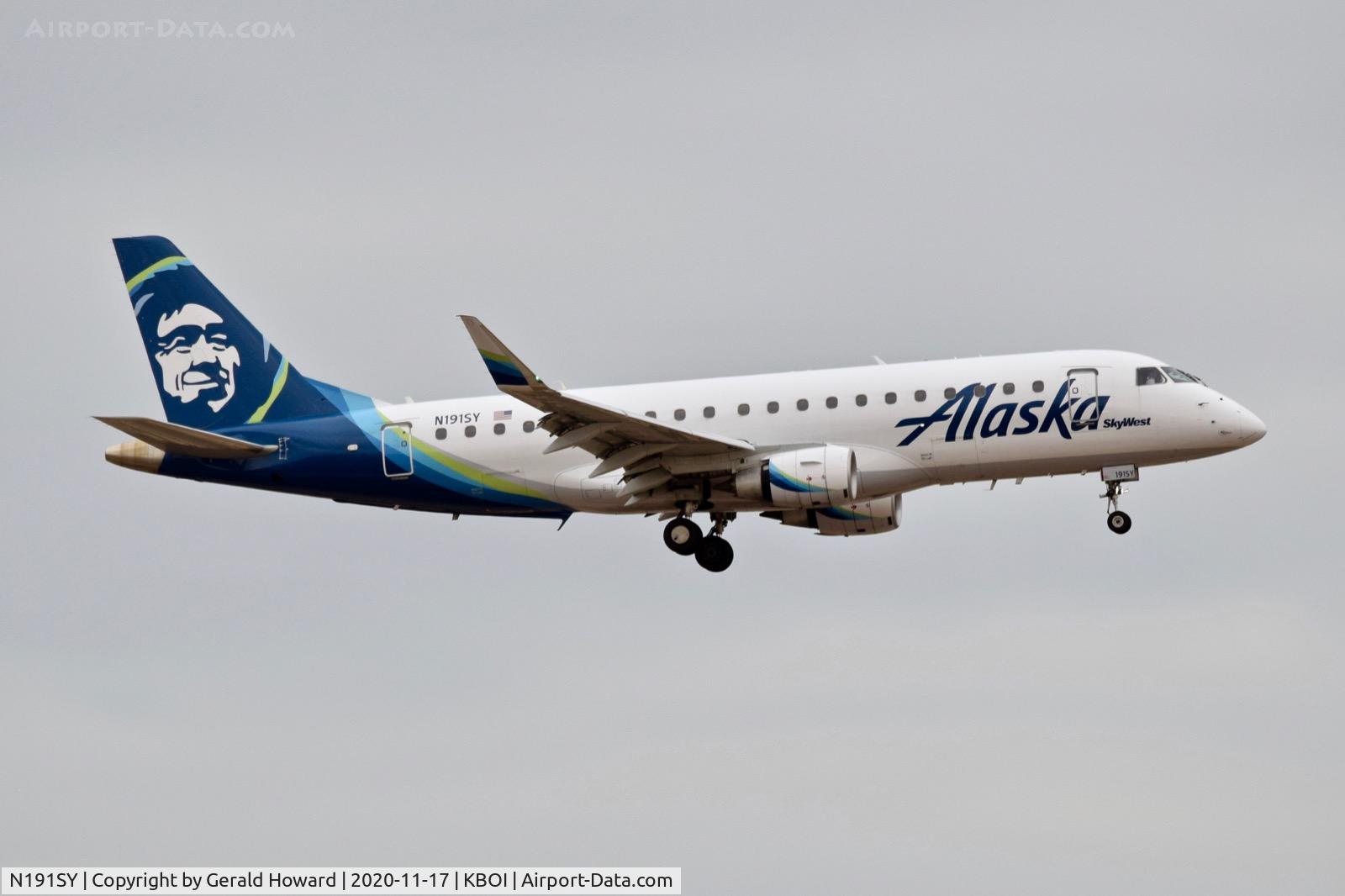 N191SY, 2017 Embraer 175LR (ERJ-170-200LR) C/N 17000632, Landing 10L