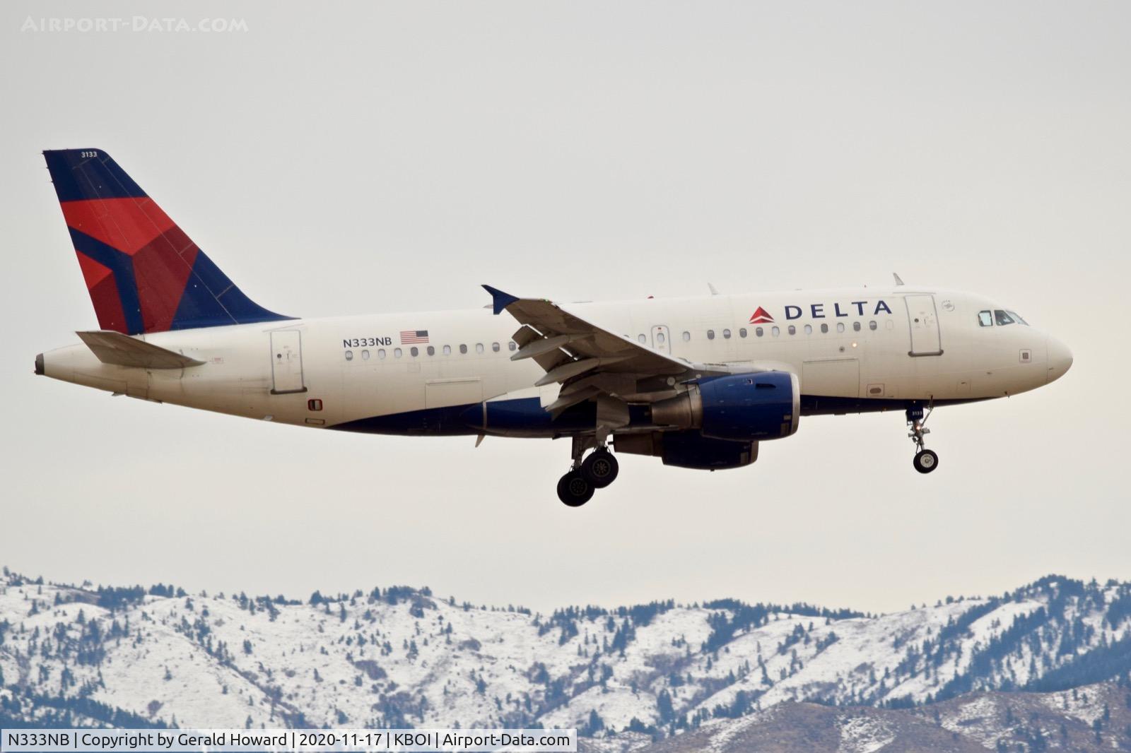N333NB, 2001 Airbus A319-114 C/N 1582, Landing 10L.