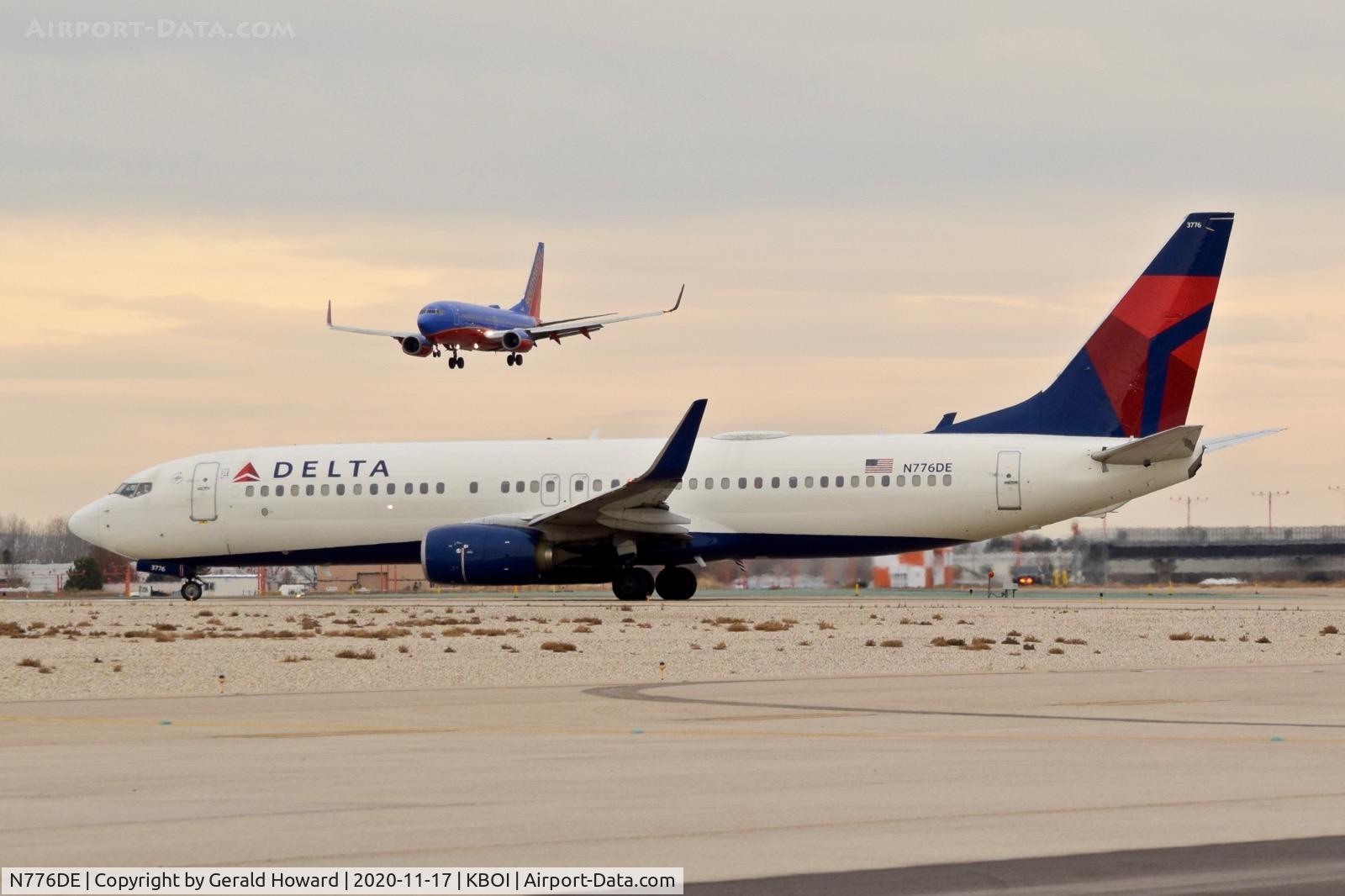 N776DE, 2013 Boeing 737-8EH C/N 39624, Turning onto 10L while Southwest is landing on 10R.