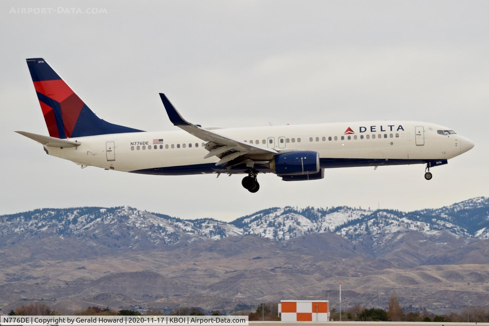 N776DE, 2013 Boeing 737-8EH C/N 39624, Landing 10R.